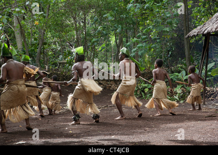 South Pacific, Vanuatu, Port Vili, Ekasup Dorf. Krieger und junge jungen Durchführung traditionellen Tanz für Touristen. Stockfoto