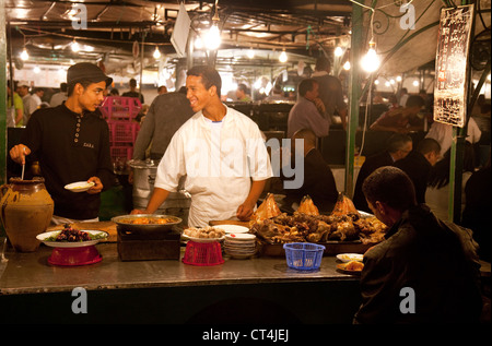 Street Food in Djemaa el Fna Square bei Nacht, Marrakesch Marokko Afrika Stockfoto