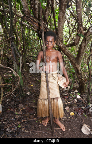 South Pacific, Vanuatu, Port Vili, Ekasup Dorf. Junge Krieger in traditioneller Kleidung während der Performance für Touristen. Stockfoto