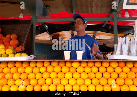 Getränke Unternehmer, der Saft ausgeht, Djemaa el Fna, Marrakech Marokko Afrika Stockfoto