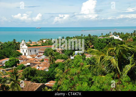 Pernambuco, Recife, Olinda, Brasilien, Kirchen aus der Kolonialzeit durch das türkisblaue Meer Stockfoto