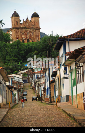 Brasilien, Minas Gerais, Mariana, Igreja Sao Pedro Dos Clerigos, alte koloniale Kirche am Ende des gepflasterten Straße Stockfoto