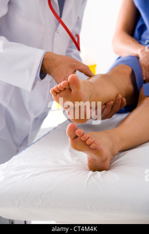 BEIN, SYMPTOMATIK BEI EINER FRAU Stockfoto