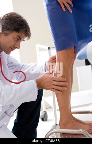 BEIN, SYMPTOMATIK BEI EINER FRAU Stockfoto