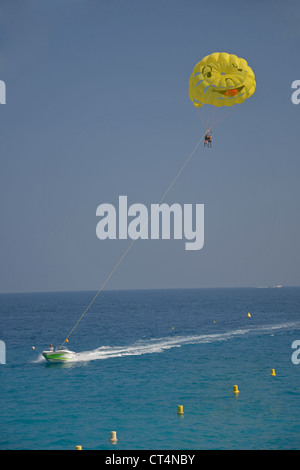 Parasailing vom Strand in Nizza, Côte d ' Azur, Alpes-Maritimes, Provence-Alpes-Côte d ' Azur, Frankreich Stockfoto