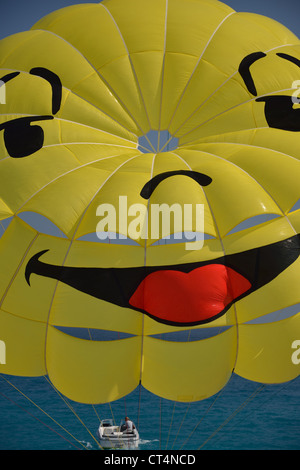 Parasailing vom Strand in Nizza, Côte d ' Azur, Alpes-Maritimes, Provence-Alpes-Côte d ' Azur, Frankreich Stockfoto