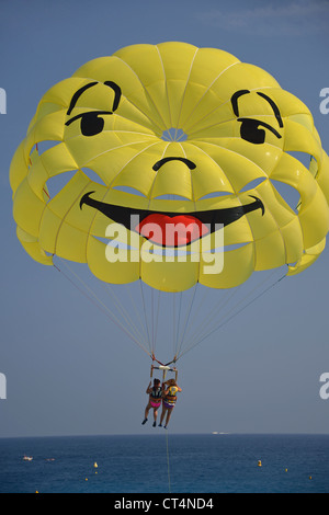 Parasailing vom Strand in Nizza, Côte d ' Azur, Alpes-Maritimes, Provence-Alpes-Côte d ' Azur, Frankreich Stockfoto