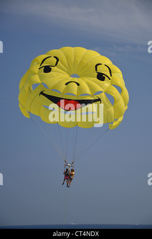 Parasailing vom Strand in Nizza, Côte d ' Azur, Alpes-Maritimes, Provence-Alpes-Côte d ' Azur, Frankreich Stockfoto