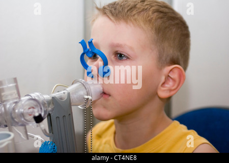 ATMUNG, SPIROMETRIE BEI EINEM KIND Stockfoto
