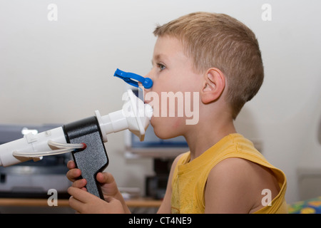 ATMUNG, SPIROMETRIE BEI EINEM KIND Stockfoto