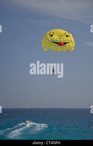 Parasailing vom Strand in Nizza, Côte d ' Azur, Alpes-Maritimes, Provence-Alpes-Côte d ' Azur, Frankreich Stockfoto