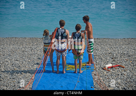 Parasailing vom Strand in Nizza, Côte d ' Azur, Alpes-Maritimes, Provence-Alpes-Côte d ' Azur, Frankreich Stockfoto