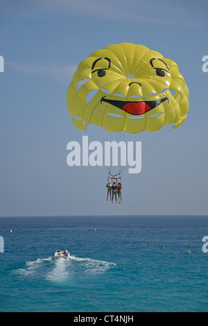 Parasailing vom Strand in Nizza, Côte d ' Azur, Alpes-Maritimes, Provence-Alpes-Côte d ' Azur, Frankreich Stockfoto