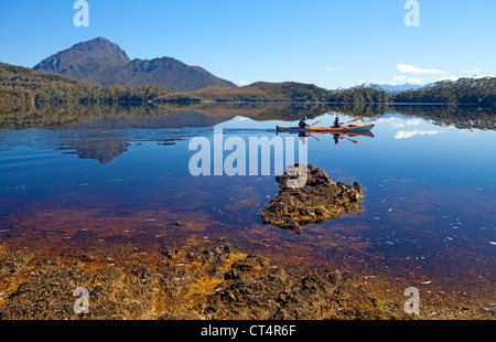 Kajakfahren auf Wald-Lagune in der Nähe von Melaleuca, mit Mt Rugby steigt darüber hinaus, in Tasmanien-Southwest-Nationalpark Stockfoto