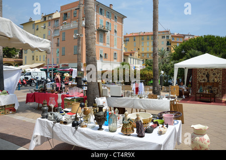 Outdoor-Antiquitätenmarkt in alte Stadt Platz, Menton, Côte d ' Azur, Alpes-Maritimes, Provence-Alpes-Côte d ' Azur, Frankreich Stockfoto