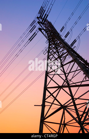 Pylon Silhouette bei Sonnenuntergang. Fotografiert in Melbourne, Australien. Stockfoto