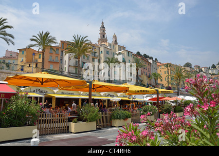 Blick auf die Altstadt Stadt und Kai Restaurants, Menton, Côte d ' Azur, Alpes-Maritimes, Provence-Alpes-Côte d ' Azur, Frankreich Stockfoto