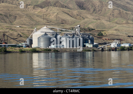 Ein Metall Korn-Silo-Lager an einem Fluss Stockfoto