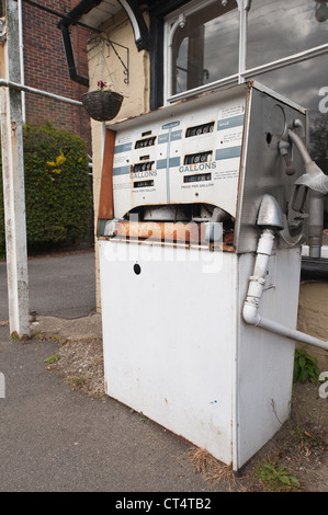 Vintage Zapfsäule außerhalb verfallenen BSA-Garage mit Retro-Chrom und Gallone Schuppen Stockfoto