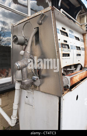 Vintage Zapfsäule außerhalb verfallenen BSA-Garage mit Retro-Chrom und Gallone Schuppen Stockfoto