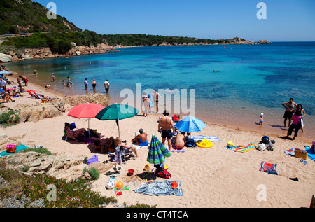 Menschen und Touristen entspannen am Strand, Cala Spalmatore, La Maddalena Insel, Sardegna, Italien, Sardinien, Italien Stockfoto