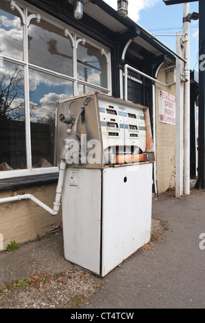 Vintage Zapfsäule außerhalb verfallenen BSA-Garage mit Retro-Chrom und Gallone Schuppen Stockfoto