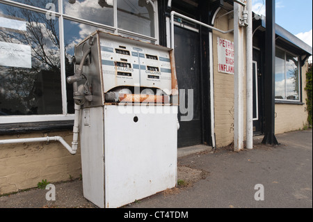 Vintage Zapfsäule außerhalb verfallenen BSA-Garage mit Retro-Chrom und Gallone Schuppen Stockfoto