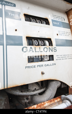 Vintage Zapfsäule außerhalb verfallenen BSA-Garage mit Retro-Chrom und Gallone Schuppen Stockfoto