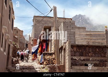 Wanderer im Dorf Aremd, Toubkal Region, hohe Atlasgebirge, Marokko Afrika Stockfoto