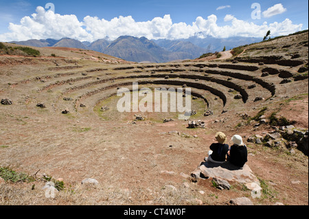 Kreisförmige Terrassen von den Inka in Moray, gebaut in der Nähe von Urubamba, Peru. Stockfoto