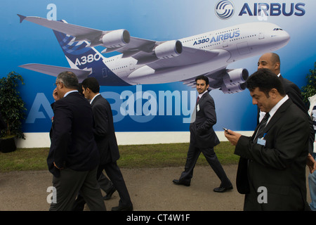 Delegierten gehen vorbei an einem Wandbild Kunstwerk ein A380 Verkehrsflugzeug außerhalb eines die EADS Chalets auf der Farnborough Air Show. Stockfoto