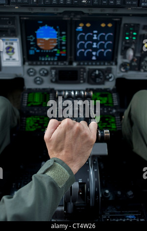 Eine Pilot der US Air Force hält den Gashebel in das Cockpit eines c-17 Transport Jets auf der Farnborough Air Show, UK. Stockfoto