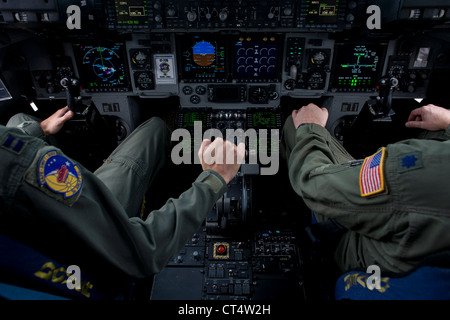 Eine Pilot der US Air Force hält den Gashebel in das Cockpit eines c-17 Transport Jets auf der Farnborough Air Show, UK. Stockfoto