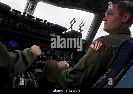 Piloten von der US Air Force im Cockpit einer c-17 transport Jet auf der Farnborough Air Show, UK. Stockfoto