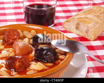 Fabada Asturiana. Traditionelle spanische Gerichte aus der Region Asturien. Mit weißen Bohnen, rote scharfe Wurst, schwarze Wurst gemacht Stockfoto