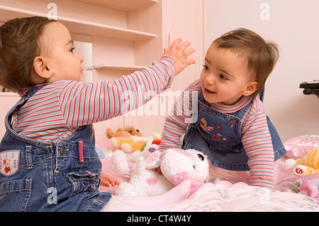 ZWILLINGS-SCHWESTERN Stockfoto