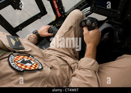 Eine Pilot der US Air Force hält Sie die zyklische und kollektive im Cockpit einer v-22 Osprey auf der Farnborough Air Show-sticks Stockfoto