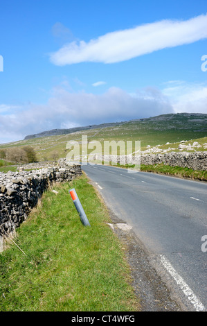 Straßenlauf durch die Chapel-le-Dale Kalkstein Landschaft, Yorkshire Dales National Park, England. Stockfoto