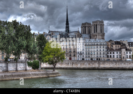 Traditionelle Paris Gebäude entlang der Seine und die Kathedrale Notre Dame de Paris auf Hintergrund in Paris, Frankreich. Stockfoto