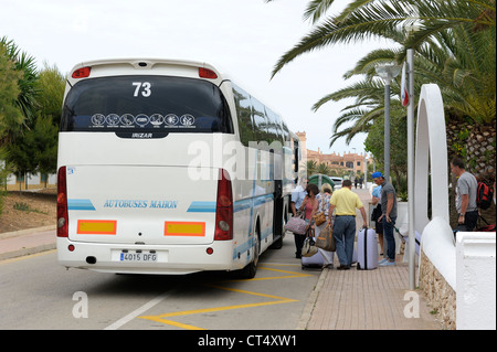 Touristen, die einsteigen in den Transferbus zum Flughafen Menorca Balearen Spanien Stockfoto