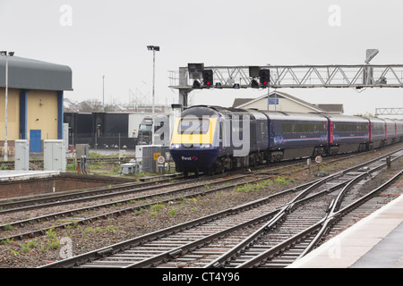 Erste große Western Klasse 43 High Speed Zug (HST) eingestellt in Swindon Station auf dem Weg nach London. Stockfoto