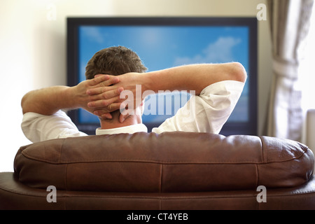 Vor dem Fernseher Stockfoto