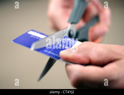 Schneiden eine Kreditkarte Stockfoto
