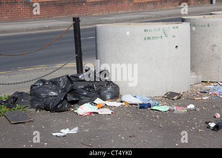 Fliegen Sie Kipp Ergebnisse in ein unordentlich Durcheinander in der Ecke eines Parkplatzes einer stillgelegten Kneipe in Farnworth, Lancashire. Stockfoto