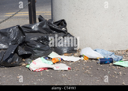 Fliegen Sie Kipp Ergebnisse in ein unordentlich Durcheinander in der Ecke eines Parkplatzes einer stillgelegten Kneipe in Farnworth, Lancashire. Stockfoto