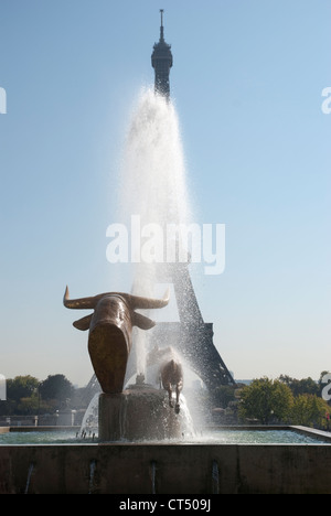 Brunnen und Statuen vor Eiffelturm Stockfoto