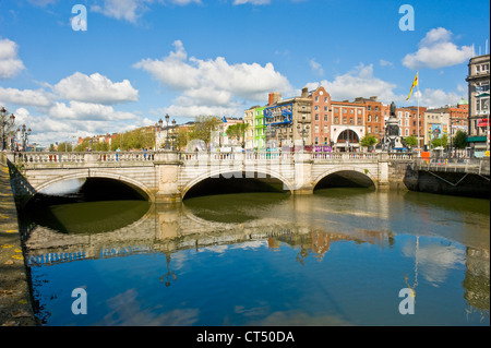 Die O' Connell Bridge und Denkmal hinter der O' Connell Street über den Liffey-Fluss im Zentrum von Dublin. Stockfoto