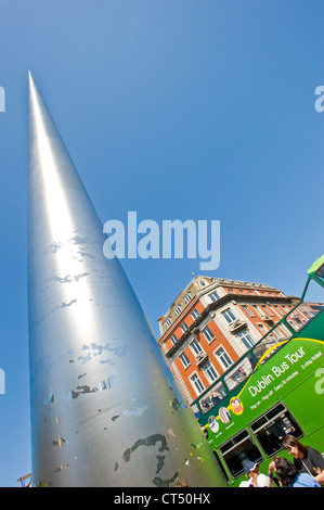 Spire of Dublin mit einem Dublin City Tourbus vorbeifahren auf O' Connell Street im Zentrum von Dublin. Stockfoto