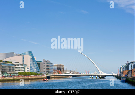 Ein Blick auf die Samuel Beckett Bridge vom Sir John Rogerson Quay in Dublin getroffen. Stockfoto