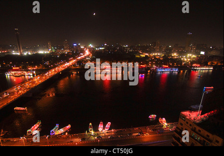 Nachtaufnahme des Nil in Kairo zeigt 6 Oktober Brücke Stockfoto